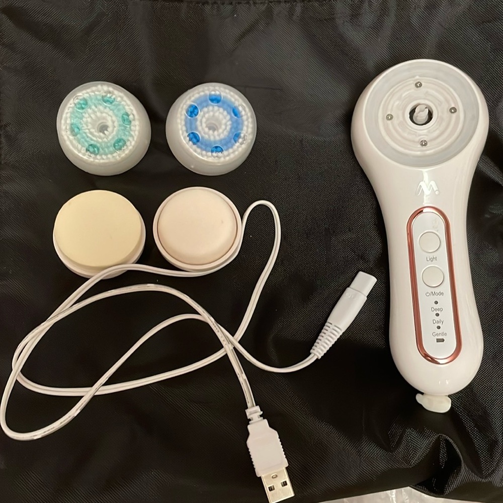Facial cleansing device